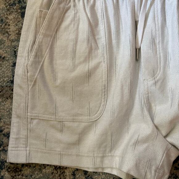 NWT Athleta Farallon Printed Romper White
Grey Organic Cotton - Picture 3 of 8